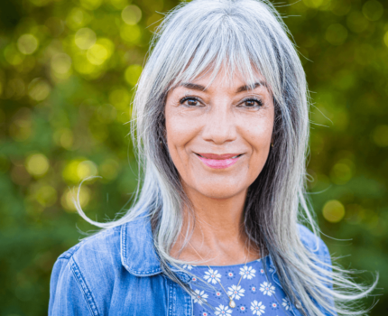 Jak ukryć siwe włosy w naturalny sposób.